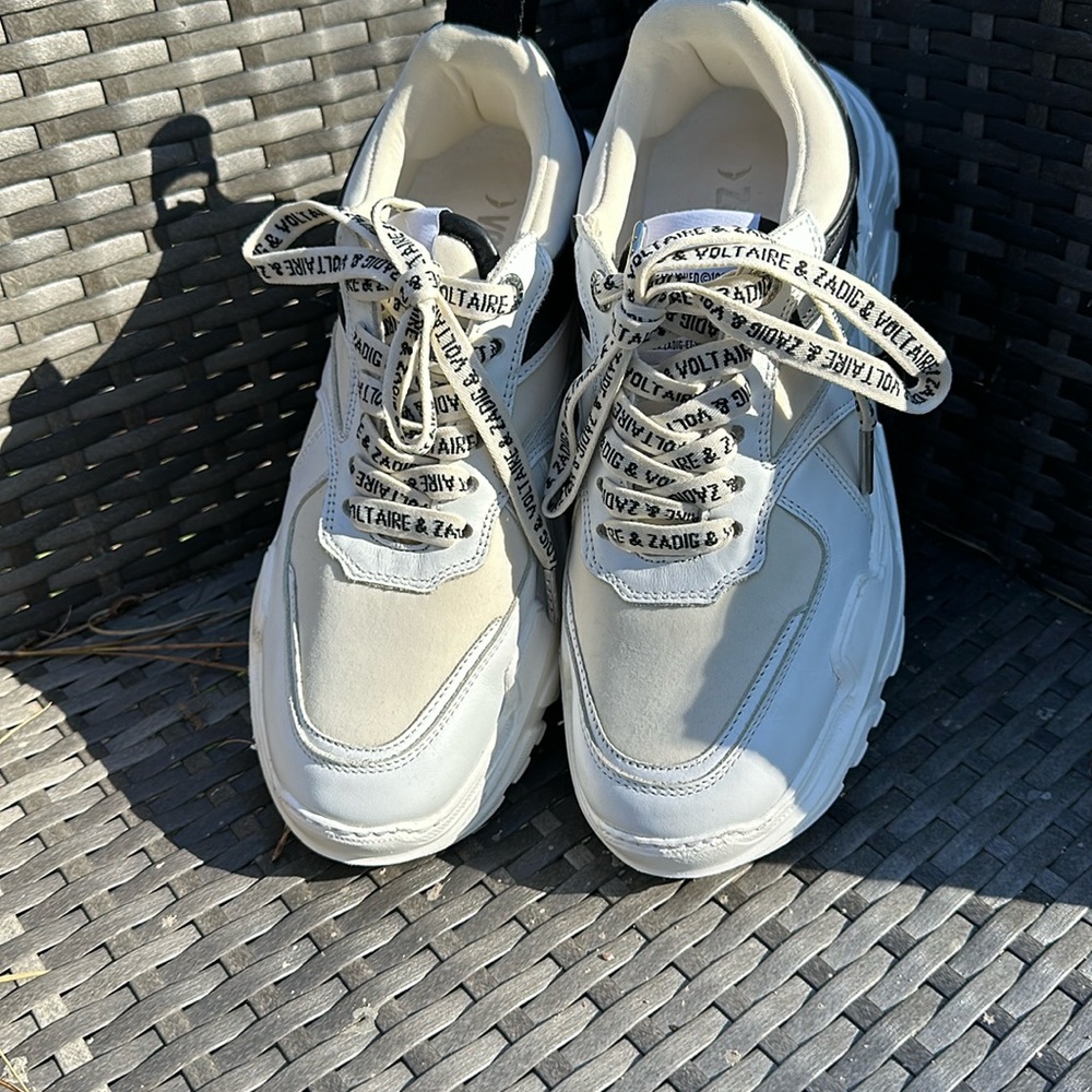 LIKE NEW & FASHIONABLE. Only worn twice, perfect conditions!